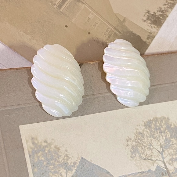 Vintage Mother of Pearl Scalloped Iridescent Shell Pierced Ear Earrings - Picture 5 of 16